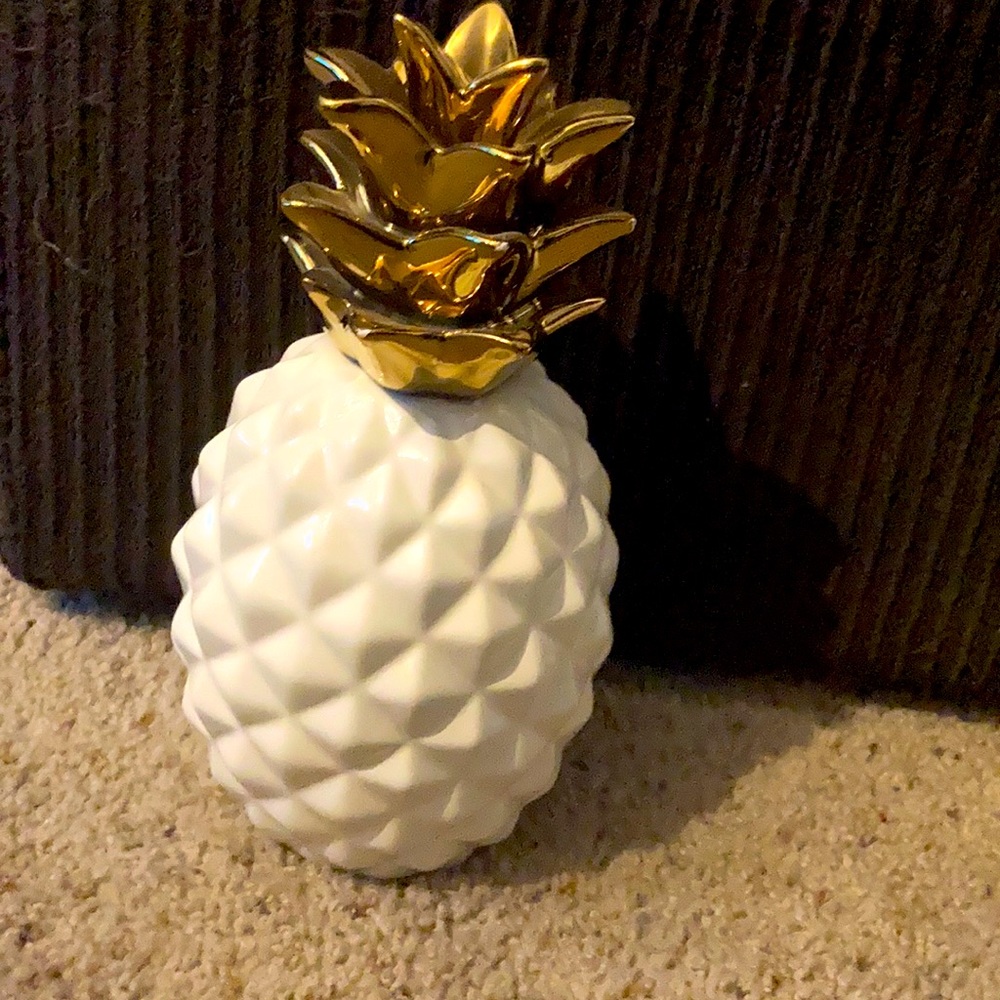 White and gold pineapple